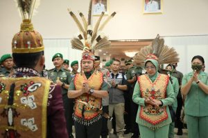 Suku Dayak Beri Anugerah Gelar Adat Tertinggi kepada KASAD Dudung