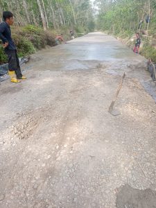 Kualitas Pembangunan Jalan Simpang Loyak Desa Betung Disoal Warga