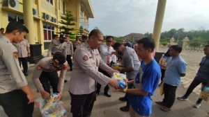 Ringankan Beban Dampak Kenaikan BBM, Kapolres PALI Bagikan Bansos kepada PHL Polres