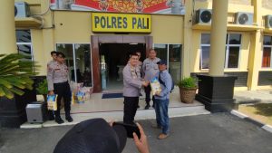 Bagikan Bansos kepada  Wartawan ,Kapolres ; Jangan Lihat Nilainya