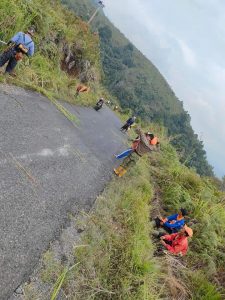 Warga Desa Kota Padang Gotong royong Tebas Bayang Di Sepanjang Jalan Desa