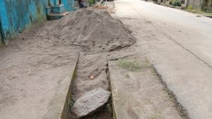Warga Desa Betung Barat Mengeluhkan Drainase Tertutup material Bangunan Proyek SDN 3 Abab