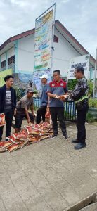 Peduli Masyarakat, Transportir Armada Tambang PT. BSEE dan PEB Bagikan Bansos