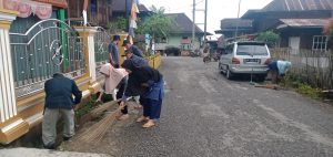 Demi Menjaga Lingkungan Sekitar Pemdes Desa Tanjung Raya Adakan Bersih – Bersih
