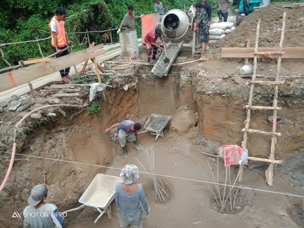 Ketua PWRI PALI dan LSM LIDIK Soroti Pembangunan Jembatan Sungai Batu Desa Spantan Jaya