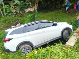 Mobil Toyota Rush Masuk Gorong-Gorong, Warga ; Pengakuannya, Mereka dari KPU PALI