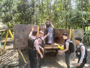Polres PALI Temukan Dua Ton Lebih Timbunan Minyak Ilegal Jenis Solar di KM 45 Jalan Lintas Servo