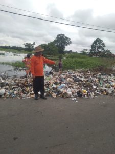 Gotong Royong Bersihkan Sampah