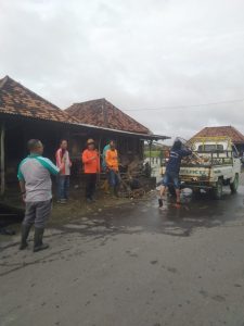 JUM’AT BAROKAH PEMDES AIR ITAM TIMUR LAKUKAN GOTONG ROYONG BERSIHKAN SAMPAH YANG BERSERAKAN.