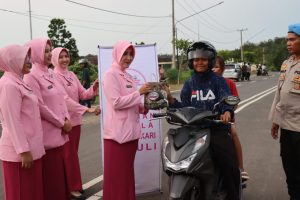 Berkah Ramadhan, Polres PALI dan Bhayangkari Bagikan Takjil