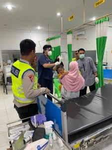 Keren!, Anggota Polres PALI Antar Anak Warga ke Rumah Sakit