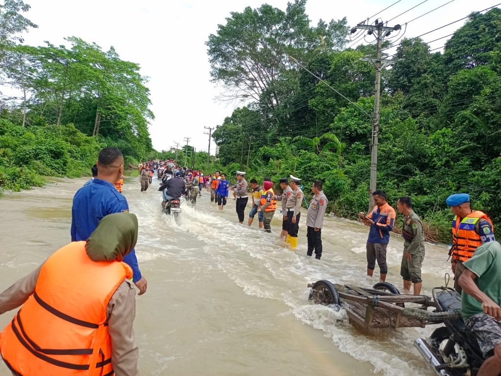 Jalan Protokol PALI Dilanda Banjir, Ini yang Dilakukan Polsek Talang Ubi