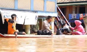 Distribusikan Sembako Bantuan Kapolda Sumsel, Kapolres OKU dan Bhayangkari Naik Perahu Sampan