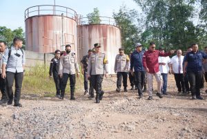 Datangi Langsung Kawasan Sentra Illegal Drilling di Babat Toman Musi Banyuasin, Kapolda Sumsel : Komitmen Saya Barsama Pangdam, Regulasinya Tetap Kita Tindak Tegas