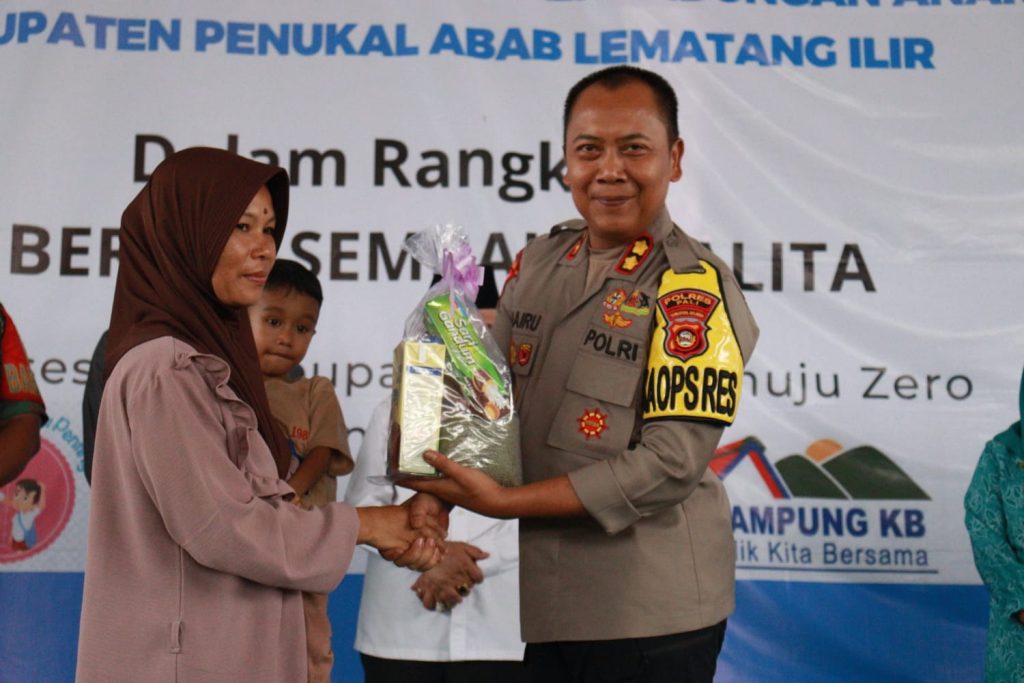 Dampingi Wabup Bagikan Sembako Balita Beresiko Stunting, Ini Kata Kapolres PALI