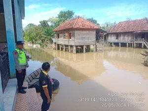 Rawan Banjir, Kapolsek Tanah Abang Monitoring Debit Air Sungai Lematang