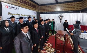 Ketua Bawaslu PALI Lantik 15 Anggota Panwascam, Begini Jelasnya