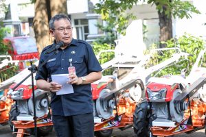 Dispangtan Purwakarta Berikan Bantuan Puluhan Traktor ke Petani