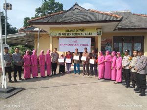 Peduli Masyarakat, Polsek Penukal Abab Bagikan Bansos