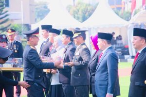 Moment Puncak Peringatan Hari Bhayangkara ke 78 Polda Sumsel, Kapolri Anugerahkan Penghargaan Tokoh Sumatera Selatan