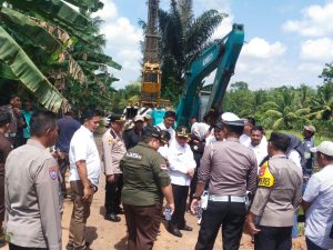 Tinjau Pembangunan Jembatan Bersama Wabup dan Camat, Ini Kata Kapolres PALI