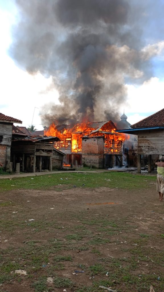 Tiga Rumah Ludes Diamuk Si Jago Merah