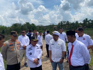 Wabup PALI Tinjau Jembatan Putus di Desa Karang Agung