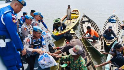 Dengan Kapal Ditpolairud, Karo Provoost Div Propam Polri Susuri Sungai Musi Berbagi Sembako ke Nelayan dan Masyarakat