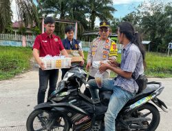 Peduli Masyarakat, Polsek Penukal Abab Bagikan Takjil Gratis