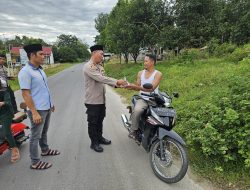 Bagikan Takjil Kepada Masyarakat, Ini Kata Kapolsek Penukal Utara 