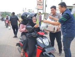 Bangun Kedekatan dengan Masyarakat Satresnarkoba Polres PALI Bagikan Takjil Ramadan