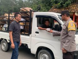 Polsek Penukal Utara Bagikan Takjil, Perkuat Kedekatan dengan Masyarakat di Bulan Ramadan