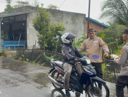 Polsek Tanah Abang Bagikan Takjil Ramadan untuk Masyarakat