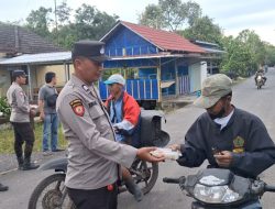 Polsek Tanah Abang Bagikan Takjil, Wujud Kepedulian kepada  Masyarakat 