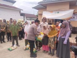 Penyaluran Bantuan Sosial di Desa Sukaraja, Kapolres PALI: “Wujud Kepedulian untuk Masyarakat Terdampak Banjir”
