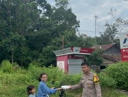 Polsek Penukal Utara Bagikan Takjil, Wujud Kepedulian Polri di Bulan Ramadhan