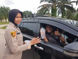 Berkah Ramadhan, Polsek Talang Ubi Bagikan Takjil 