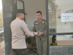 Personel Polsek Talang Ubi Bagikan Takjil kepada Warga Di Bulan Ramadan