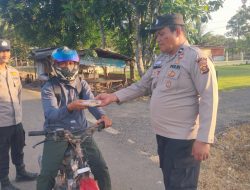 Bagikan Takjil Untuk Berbuka Puasa Bagi Masyarakat, Ini Kata Kapolsek Tanah Abang