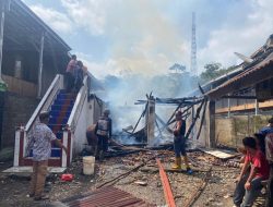 Diduga Kompresor Kulkas Meledak, Sebuah Rumah Ludes Terbakar