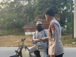 Gelar Aksi Sosial, Polsek Penukal Utara Bagikan Takjil 