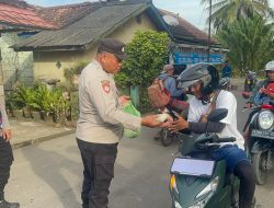 Polsek Tanah Abang Berbagi Takjil, Pererat Kebersamaan di Bulan Ramadan