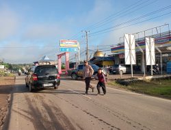 Polsek Talang Ubi Gencarkan Strong Point Pagi, Bantu Penyeberangan Pelajar dan Lansia