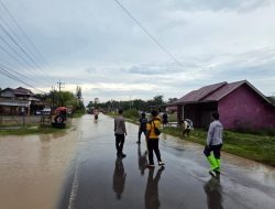 POLSEK TALANG UBI ATUR LALIN DAN BANTU PENGURANGAN DEBIT BANJIR DI SIMPANG RAJA