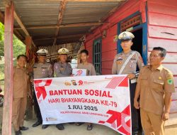 SATLANTAS POLRES PALI SALURKAN 50 PAKET SEMBAKO UNTUK WARGA DESA SIMPANG TAIS