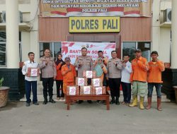 Kapolres PALI Salurkan 50 Paket Sembako untuk Tim Kebersihan dalam Rangka HUT Bhayangkara ke-79