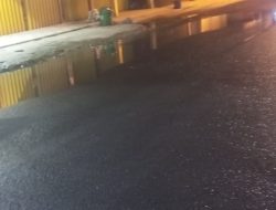 Drainase Mangunjaya Amburadul, Jalan Protokol Kayuagung Jadi  “Kolam Ikan”
