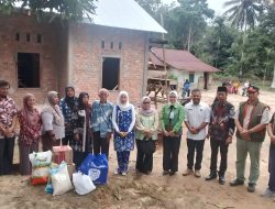 TP PKK PALI Salurkan Santunan RTLH dan Sembako untuk Warga Desa Semangus