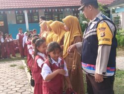 Tanamkan Disiplin dan Nilai Kebangsaan Sejak Dini, Bhabinkamtibmas Polsek Penukal Abab Jadi Pembina Upacara di Sekolah