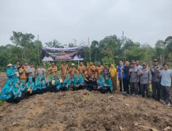 Dukung Program Ketahanan Pangan, Polsek Penukal Abab Dampingi Penanaman Jagung di Desa Spantan Jaya